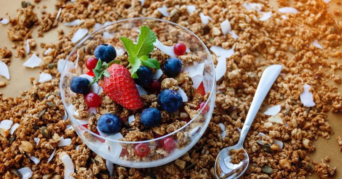 https://damagrinha.com.br/imgs/q-1200-628-80/conteudo/site_posts/21/7-receitas-com-granola-para-o-cafe-da-manha-da-magrinha.jpg